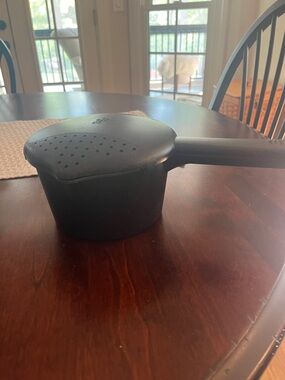 Pampered Chef Black microwave steamer